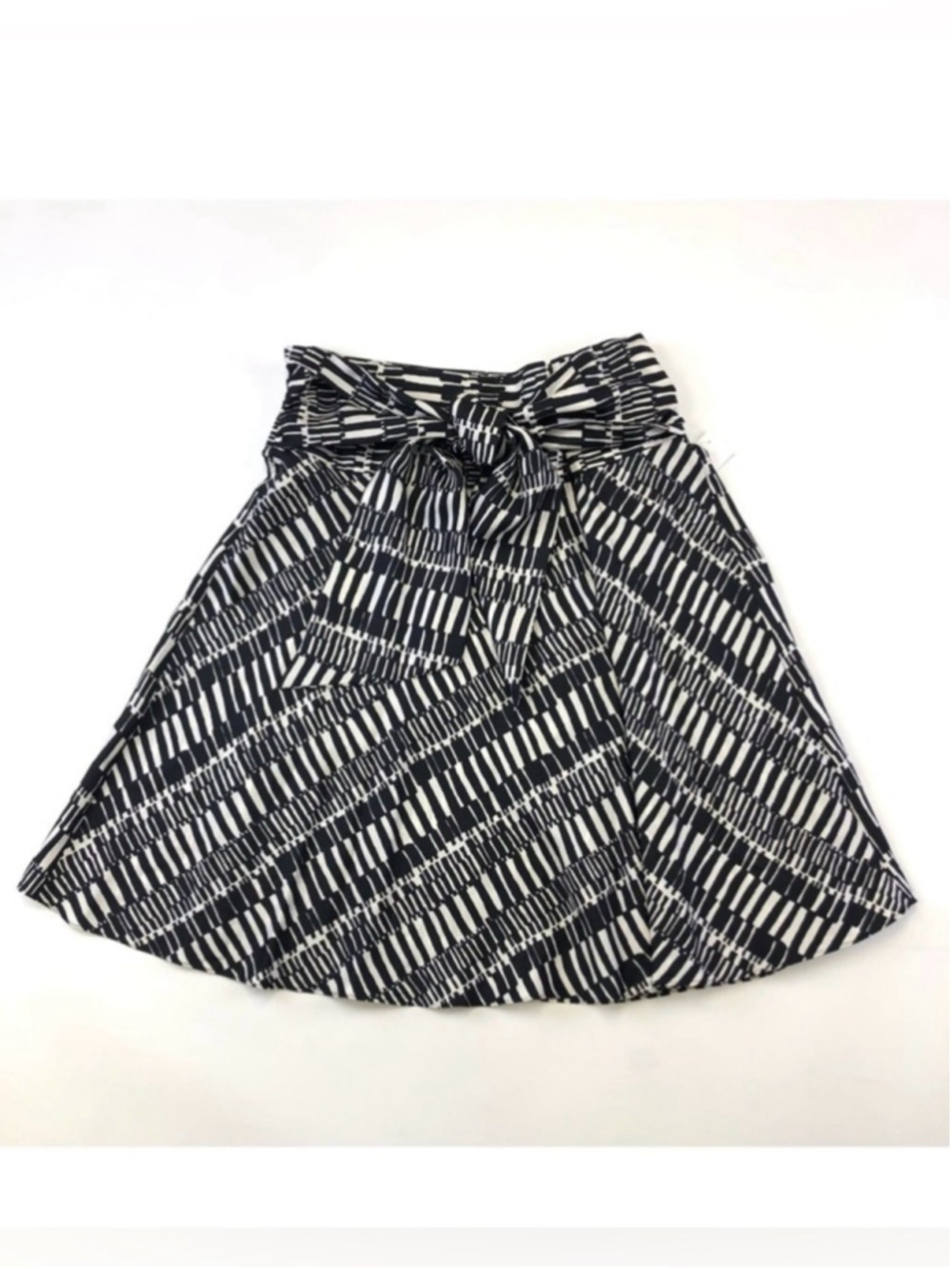 Club Monaco silk geometric skirt Size 6 Aline skirt Size 6 tie waist black white